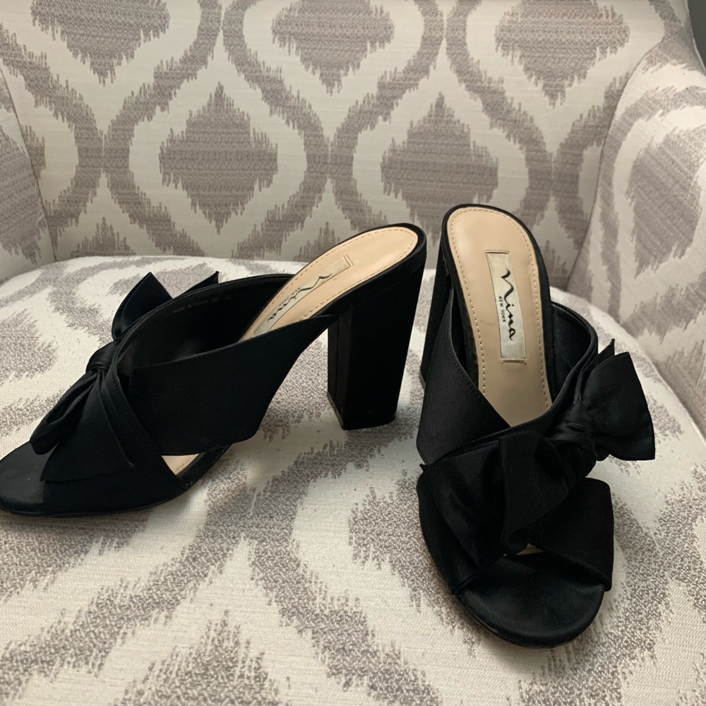 Black low chunky heels